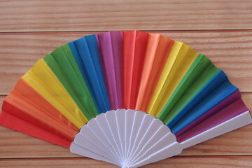 sobre mesa abanico colores lgtbi orgullo 