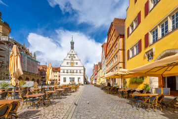 Obraz premium The central main town and market square Marktplatz, full of shops and sidewalk cafes in front of the Ratstrinkstube Clock Tower at city hall.