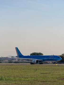 Airbus A330-900 da Ita Airways taxiando para decolar do Aeroporto Internacional do Rio de Janeiro, o Gale&atilde;o.