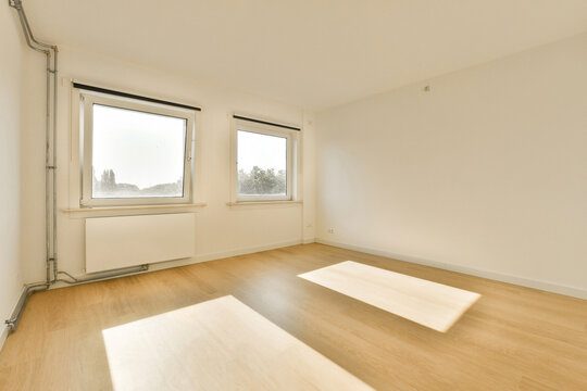 Bright empty room with wooden floor at Amerbos 106