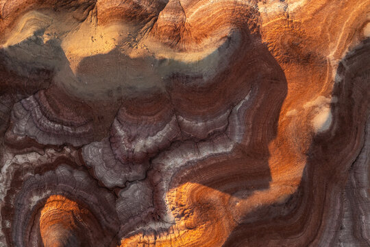 Bentonite clay layers with distinctive stratification