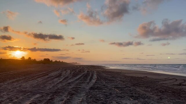 Atardecer naranja con nubles en la playa 