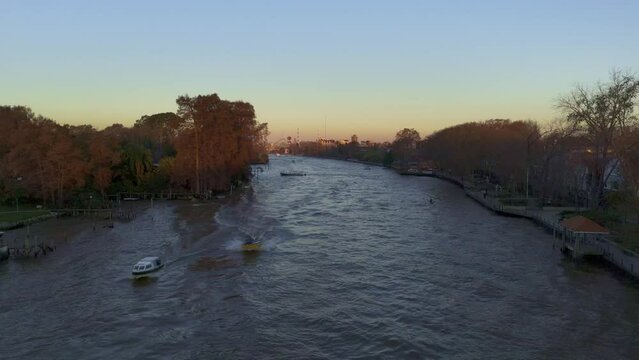 Boats on the Luj&aacute;n River at dusk