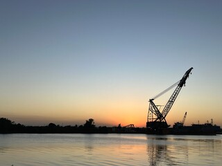 Fototapeta premium Atardecer naranja en el puerto Tuxpan