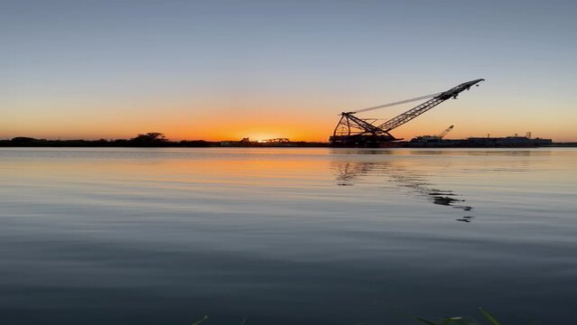 Atardecer naranja en el puerto Tuxpan