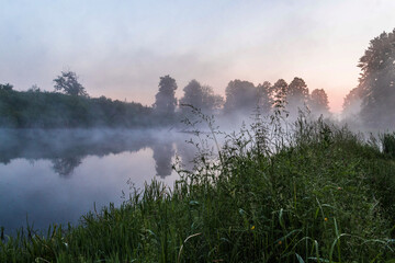 Letni wschód słońca nad jeziorem © Ciupek