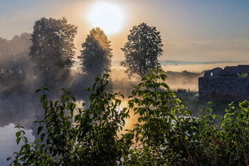 Letni wschód słońca nad jeziorem