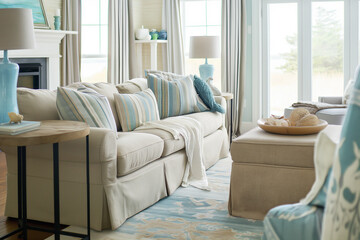 Fototapeta premium Coastal Living Room: Seasonal Transition