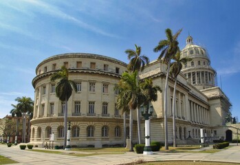 Obraz premium The National Capitol of Cuba, located in Havana, is an iconic building and one of the most recognizable symbols of the city