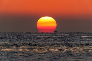 明石海峡で見た幻想的なダルマ夕日の情景