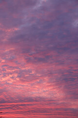 Obraz premium Beautiful sunset sky with a mix of pink, purple, and blue hues, creating a serene and picturesque scene.