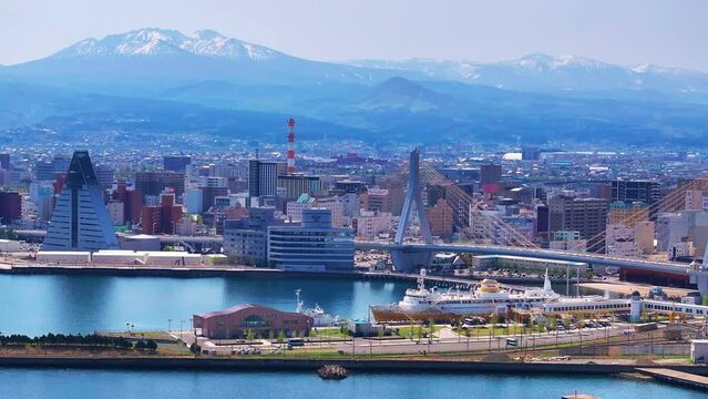 青森港と八甲田山（青森県青森市）