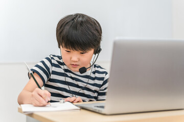 オンライン授業・通信教育・オンライン塾で勉強する小学生の男の子
