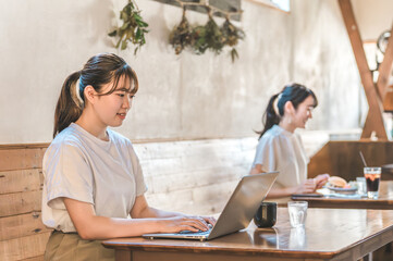 カフェ・飲食店で勉強・レポート・論文作成をする大学生・女子大生

