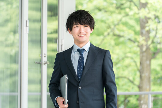 若いスーツ姿の教員・教師・教育実習生・塾講師・講師
