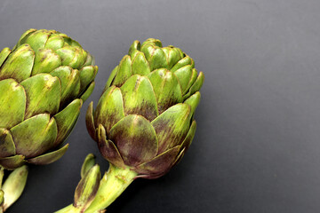 Obraz premium Purple artichoke on dark background.