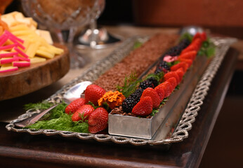 chocolate with strawberries, brigadeiro with strawberries, strawberries and blackberries, thanksgiving day, thanksgiving, thanksgiving meal, haute cuisine	