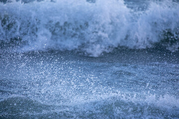 Naklejka premium close up wave with waterdrops