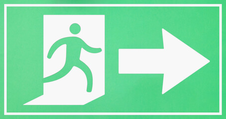白いフレームに囲まれた人が出口へ向かうマークと矢印が右を指す緑色の看板