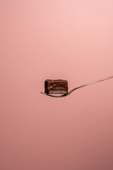 スプーンに置かれたお洒落な小さなチョコレートケーキ