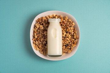 ミルク瓶とグラノーラのお洒落なイメージ