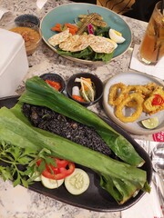 Salad and black rice