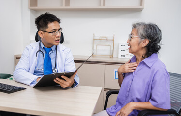 Obraz premium doctor is talking to an elderly woman in a medical office
