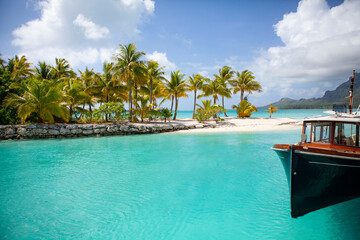 Obraz premium Beautfiul boat and beach scene, Bora Bora, French Polynesia