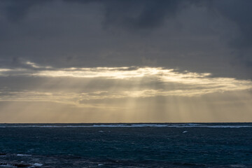 Obraz premium Kapa'a Beach Park, East Side ( Coconut Coast ), Kauai, Hawaii. Sunlight shining through clouds, giving rise to crepuscular rays