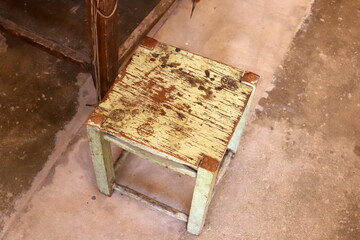 A lounge chair stands on the sidewalk on a street in a big city.