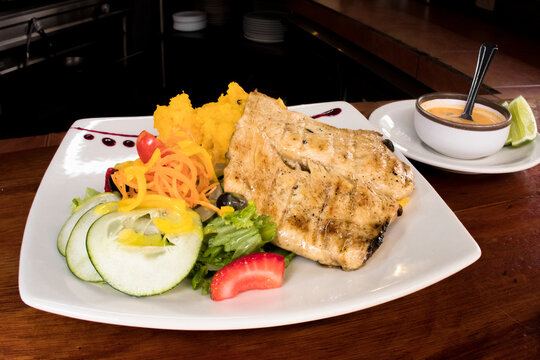 Pollo Al Grill Ensalada Pure de Papa Emplatado Elegante Comida Alimento Picane Plato Fuerte Parrillada
