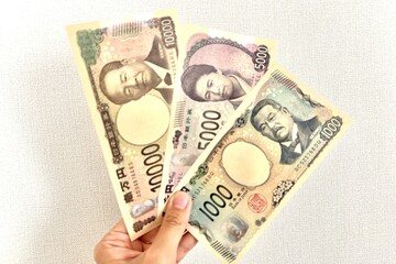 2024年の新紙幣を持つ手
