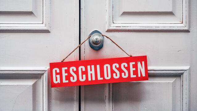 &deg;Geschlossen&ldquo; Schild an einer wei&szlig;en T&uuml;r
