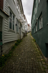 Obraz premium Charming old town alley with scenic cobblestone street in Bergen, Norway