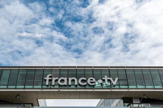 Paris, France - 3 juillet 2024: Enseigne sur la fa&ccedil;ade du si&egrave;ge social de France T&eacute;l&eacute;visions, soci&eacute;t&eacute; nationale de programme qui g&egrave;re les activit&eacute;s de la t&eacute;l&eacute;vision publique en France. Espace n&eacute;gatif