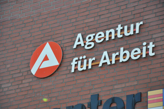 #Logo und Schrift der Agentur f&uuml;r Arbeit an der Au&szlig;enfassade der Gesch&auml;ftsstelle in Cloppenburg.