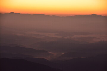 北アルプスから見た朝焼けに染まる山々