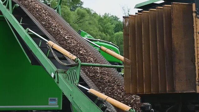 Wood chipper, management of wood waste for furniture or energy production.