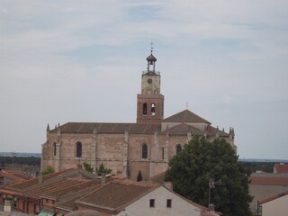 Obraz premium Vista lejana de la iglesia