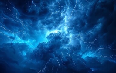 Obraz premium Dramatic lightning strikes illuminate a dark stormy sky.