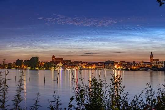 Leuchtende Nachtwolken &uuml;ber der Stadt Waren (M&uuml;ritz) mit der Marienkirche und der Georgenkirche