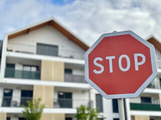 Panneau stop devant une construction