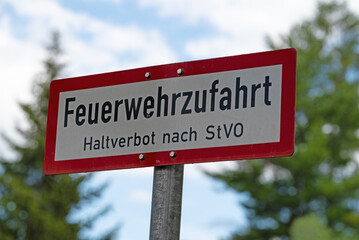 Fototapeta premium Schild für Feuerwehrzufahrt in einer Nahaufnahme