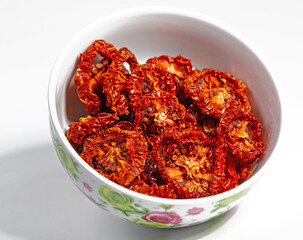 Getrocknete Tomaten in einer Schale vor weißem Hintergrund