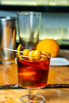 aperitivo con bebida de vermut con aceituna y hielos muy t&iacute;pica de espa&ntilde;a