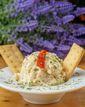 aperitivo t&iacute;pico espa&ntilde;ol formado por ensaladilla rusa y gildas que son peque&ntilde;os pinchos de comida