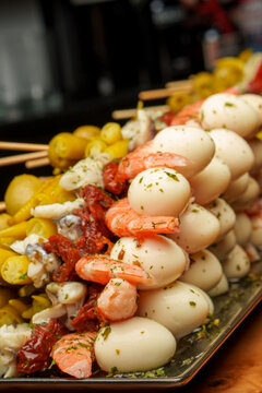 aperitivo t&iacute;pico espa&ntilde;ol formado por ensaladilla rusa y gildas que son peque&ntilde;os pinchos de comida