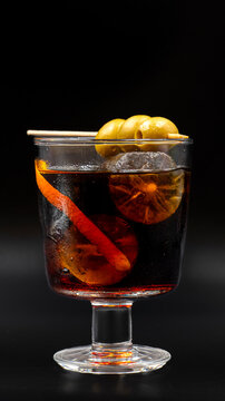 aperitivo con bebida de vermut con aceituna y hielos muy t&iacute;pica de espa&ntilde;a
