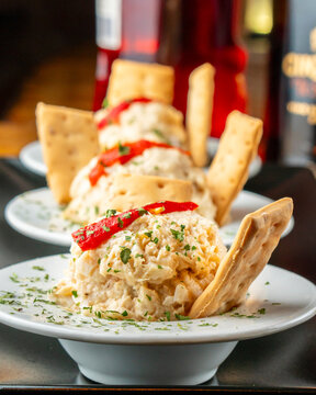 aperitivo t&iacute;pico espa&ntilde;ol formado por ensaladilla rusa y gildas que son peque&ntilde;os pinchos de comida
