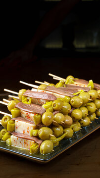 aperitivo t&iacute;pico espa&ntilde;ol formado por ensaladilla rusa y gildas que son peque&ntilde;os pinchos de comida